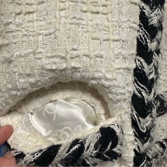 Chanel White Tweed Zip-Up Jacket 36 - Picture 4 of 16